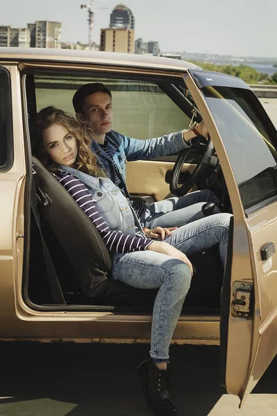 Ung vacker mode par bär jeans kläder i dagsljus — Stockfoto