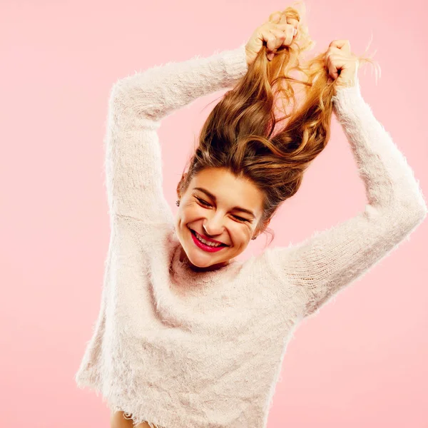 Fröhliche junge Frau lacht und schiebt ihre Haare über den Kopf — Stockfoto