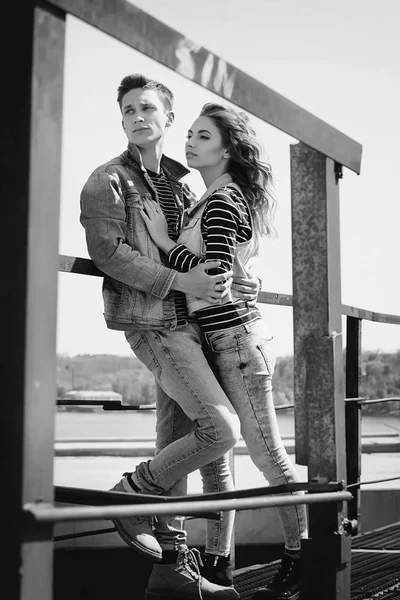 Jeune beau couple de mode portant des vêtements de jeans à la lumière du jour — Photo