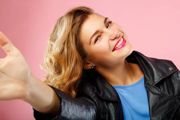 Retrato de una hermosa mujer joven haciendo selfie en el teléfono inteligente —  Fotos de Stock