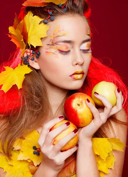 Sonbahar ile güzel genç kadın olun studio üzerinden poz 