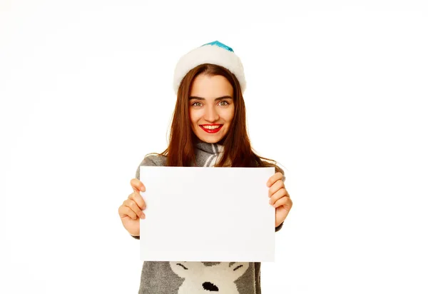 Mladá šťastná žena v teplý svetřík s prázdný papír přes bílý — Stock fotografie