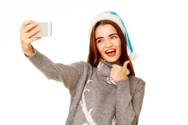 Gelukkig jongedame in warme sweather haar selfie overname wit — Stockfoto