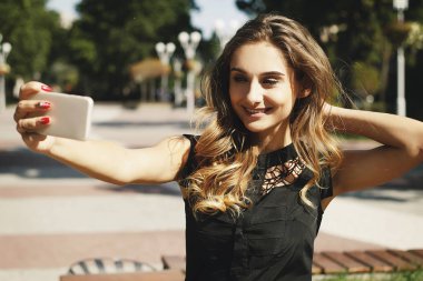 Selfie akıllı telefon yapmak güzel bir genç kadının portresi