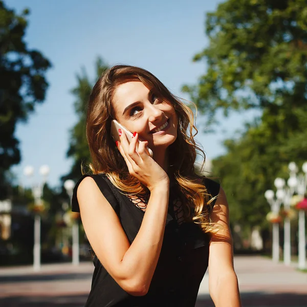 Portrét krásné mladé šťastná žena mluví o chytrý telefon — Stock fotografie