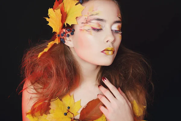 Hermosa joven con maquillaje de otoño posando en el estudio sobre — Foto de Stock