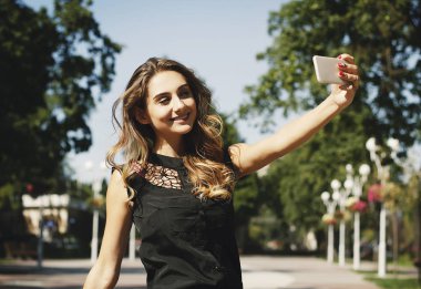 Selfie akıllı telefon yapmak güzel bir genç kadının portresi