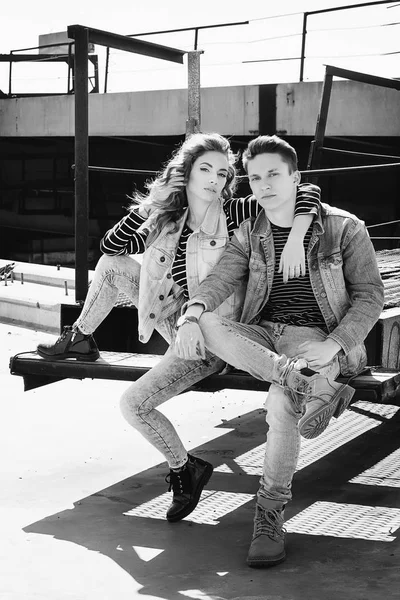 Jeune beau couple de mode portant des vêtements de jeans à la lumière du jour — Photo