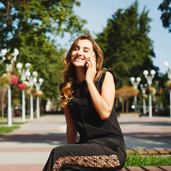 Akıllı telefonla konuşmak güzel bir genç kadının portresi