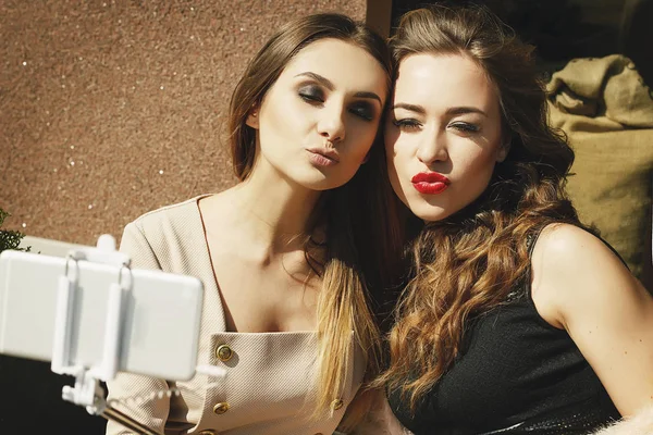 Two young beautiful happy women doing selfie outdoors — Stock Photo, Image