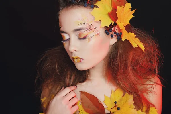 Bella giovane donna con autunno make up in posa in studio oltre — Foto Stock