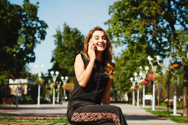 Porträt einer schönen jungen Frau, die per Smartphone spricht — Stockfoto