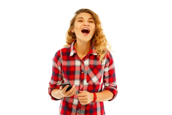 Retrato de una hermosa joven estudiante en gafas de texto por mobi — Foto de Stock