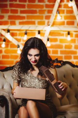 Altın elbise holding genç mutlu güzel kadın portresi 