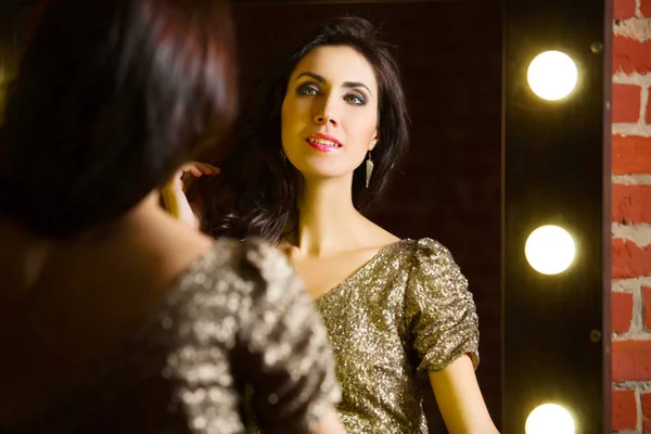 Portret van jonge mooie sexy vrouw die permanent in de buurt van spiegel met — Stockfoto