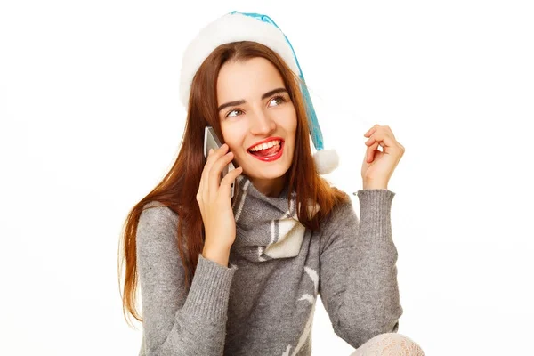 Mladá šťastná žena v teplém svetru mluvil po telefonu přes whi — Stock fotografie