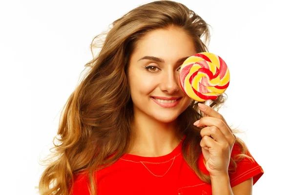 Retrato de una chica bonita feliz sosteniendo dulces sobre blanco b — Foto de Stock