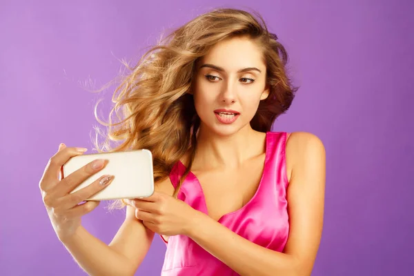 Retrato de uma bela jovem fazendo selfie no telefone inteligente — Fotografia de Stock