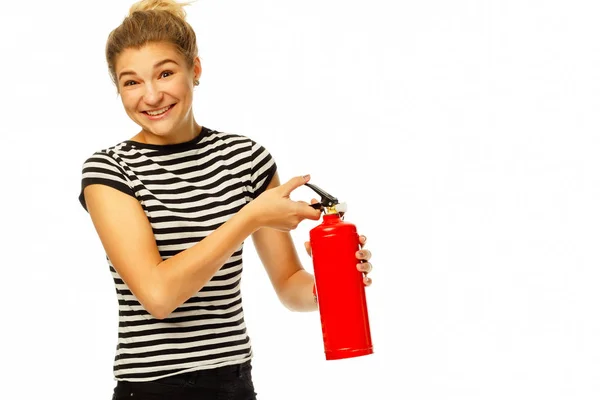 Joven divertida hermosa mujer sosteniendo extintor de fuego sobre blanco — Foto de Stock