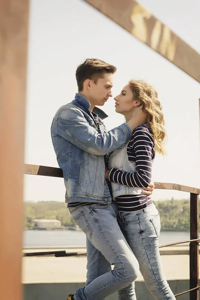 Mooie jonge mode paar dragen jeans kleding bij daglicht — Stockfoto