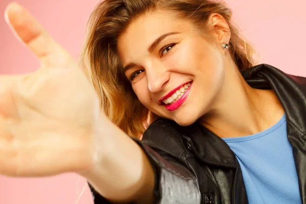 Retrato de uma bela jovem fazendo selfie no telefone inteligente — Fotografia de Stock