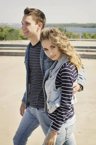 Jovem casal de moda bonita vestindo roupas jeans à luz do dia — Fotografia de Stock