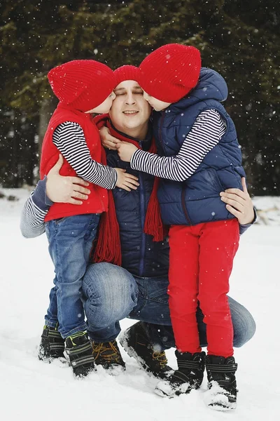 父亲和他的两个儿子在雪林的冬天玩得很开心 — 图库照片