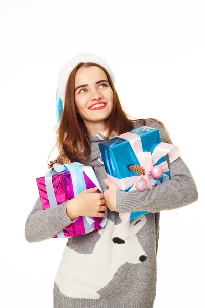 Junge glückliche Frau in blauem Weihnachtsmann-Hut und warmem Pullover über weißem Stoff — Stockfoto