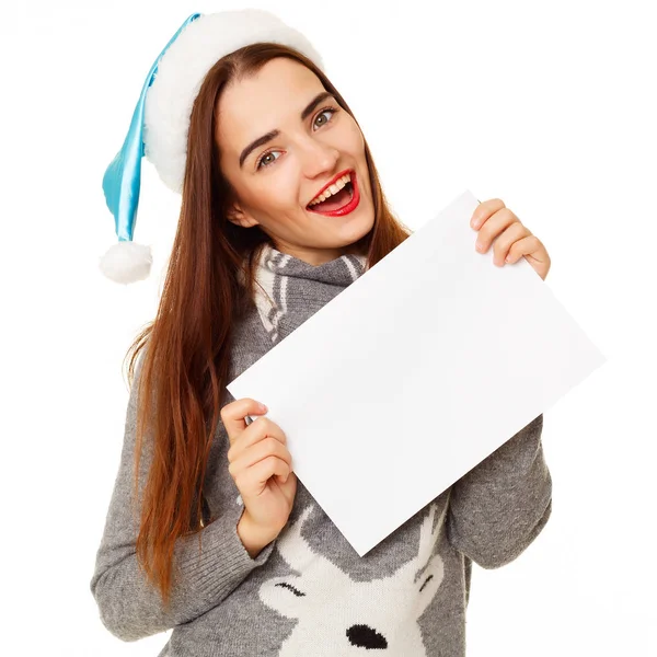 Giovane donna felice in caldo maglione con carta vuota su bianco — Foto Stock