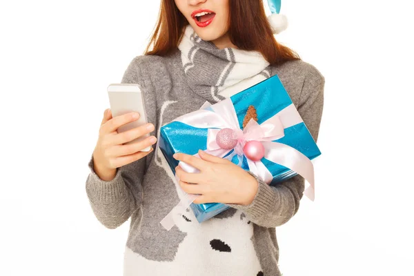 Junge glückliche Frau in warmem Pullover, die ihr Selfie in Weiß macht — Stockfoto