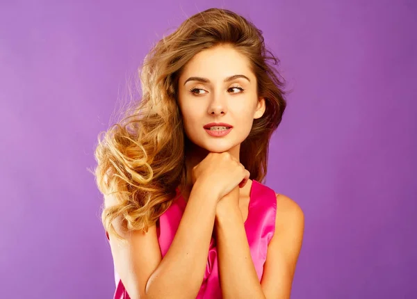 Hermosa joven posando en el estudio sobre fondo violeta. F — Foto de Stock