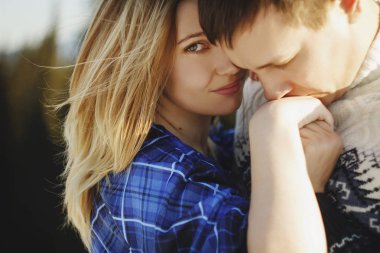 Güzel çift açık havada üzerinde inanılmaz karlı dağlar