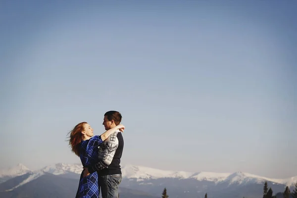 Молодая счастливая пара на открытом воздухе в зимнем парке — стоковое фото