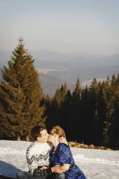 Jovem casal feliz ao ar livre no parque de inverno — Fotografia de Stock