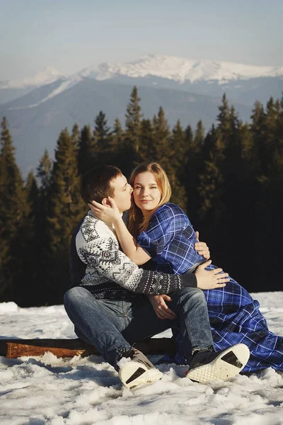 在冬季公园的年轻夫妇户外 — 图库照片