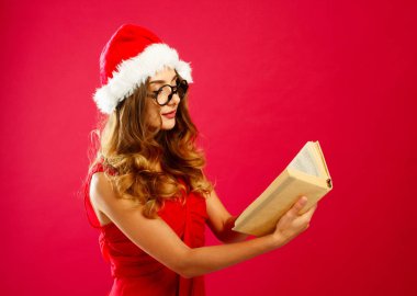 Kırmızı bir arka plan üzerinde Kırmızı elbiseli genç çekici Noel Baba kız