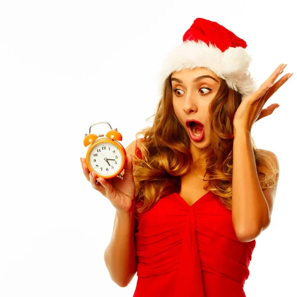 Retrato de uma mulher bonita com chapéu de Natal segurando relógio i — Fotografia de Stock