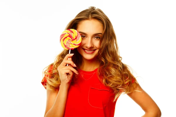 Retrato de una chica bonita feliz sosteniendo dulces sobre blanco b —  Fotos de Stock