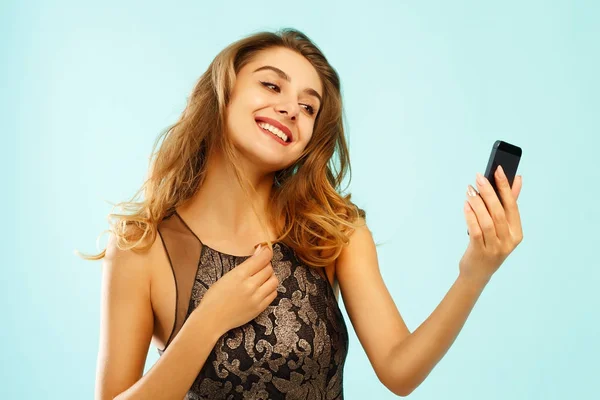 Porträt einer schönen jungen Frau, die ein Selfie mit dem Smartphone macht — Stockfoto