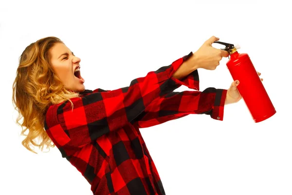 Joven divertida hermosa mujer sosteniendo extintor de fuego sobre blanco —  Fotos de Stock