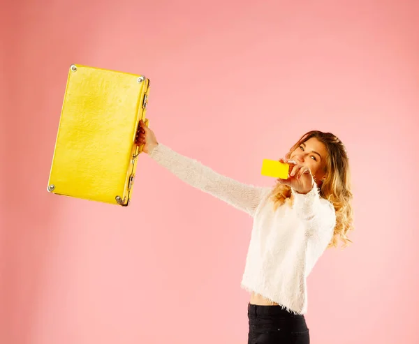 Joven mujer feliz sosteniendo la tarjeta de crédito vacía en una mano y gritar —  Fotos de Stock