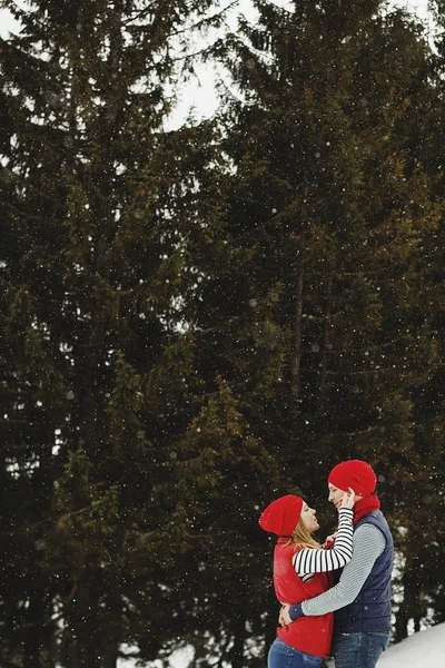 Молодая счастливая пара на открытом воздухе в зимнем парке — стоковое фото