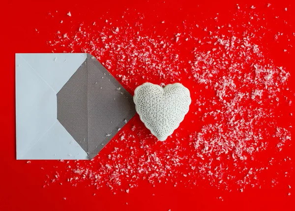 バレンタインデーのアイデアと赤い背景の平面図です。愛の協奏曲 — ストック写真