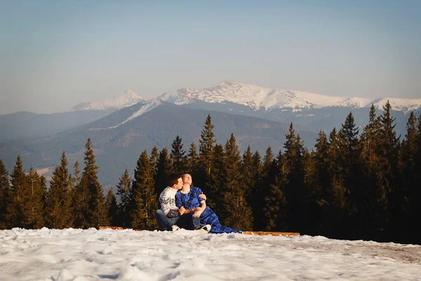 Mooie jonge paar over verbazingwekkend besneeuwde bergen — Stockfoto