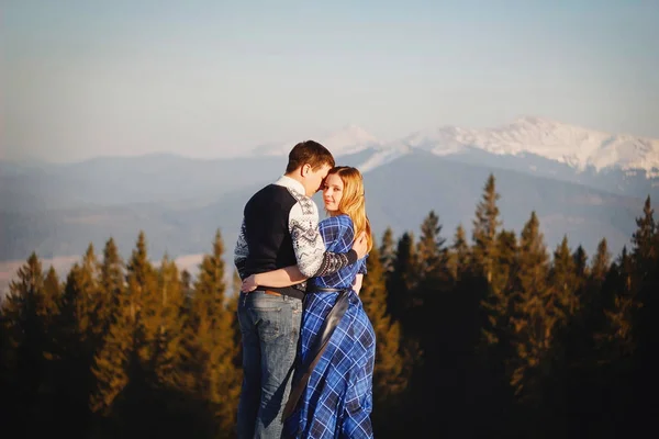 Belo casal jovem sobre montanhas incrivelmente nevadas — Fotografia de Stock