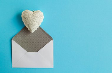 Üstten Görünüm Sevgililer günü fikri ile kırmızı arka plan. Aşk conce