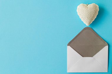 Üstten Görünüm Sevgililer günü fikri ile kırmızı arka plan. Aşk conce