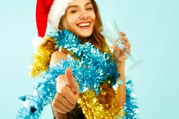 Junge attraktive Weihnachtsmädchen in hübschem Kleid über blauem Hintergrund — Stockfoto