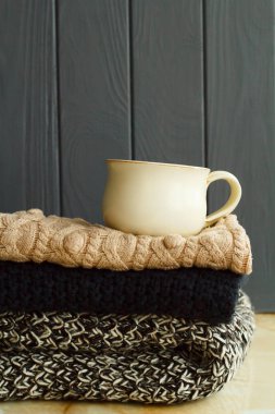 Rahat kazak ve kahve ya da çay exprint üzerinde resmi