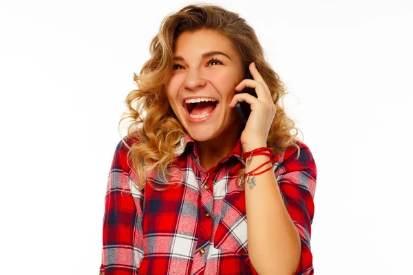 Retrato de una hermosa joven estudiante hablando por móvil sobre whi — Foto de Stock